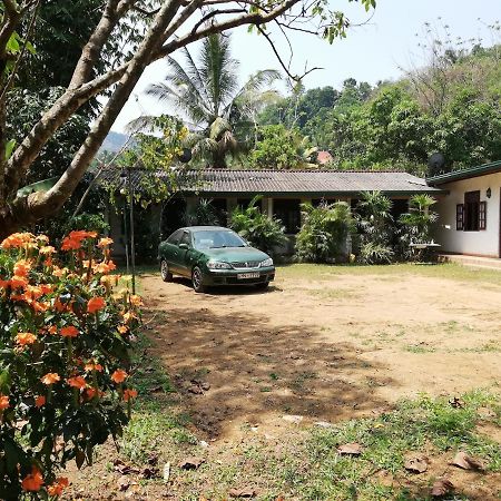 Leaf Guest House 감폴라 외부 사진