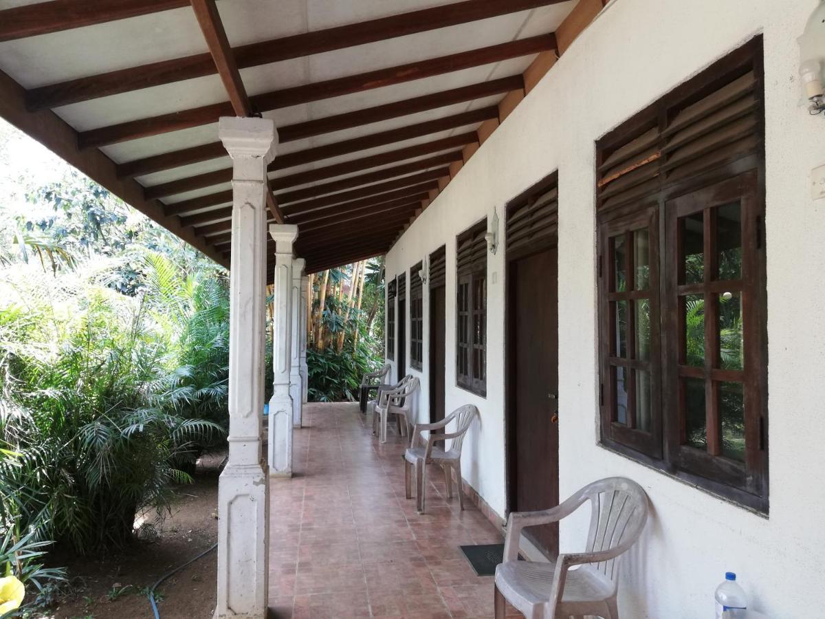 Leaf Guest House 감폴라 외부 사진